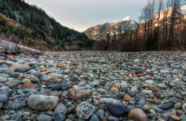 Campo de pedras naturais com montanhas — Fotografia de Stock