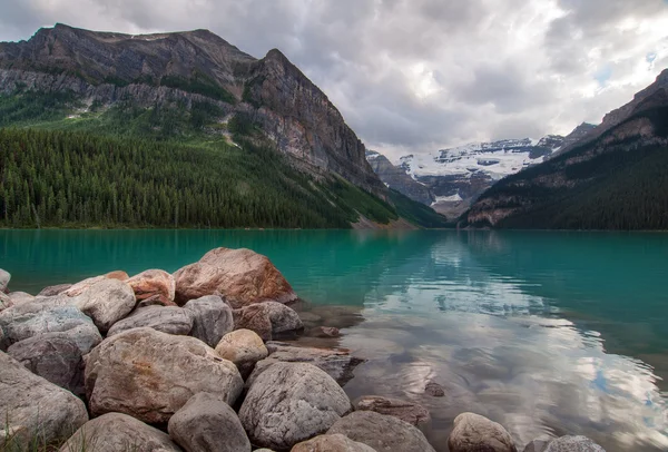 Lake louise huzurlu yeşil göl