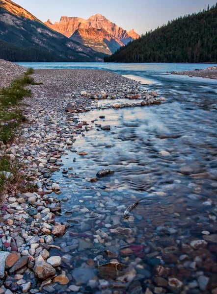 Floden som leder till waterton lake med orange berg — Stockfoto