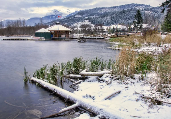 与雪岸沿湖 — 图库照片