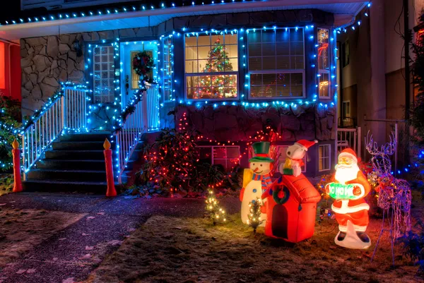 クリスマスの照明で飾られた家 ロイヤリティフリーのストック画像
