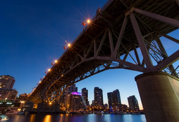 Granville Island Bridge en klar natt — Stockfoto