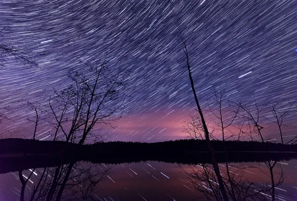 Star yollar boyunca ağaçlar ile göl