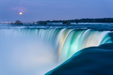 Niagara falls alacakaranlıkta
