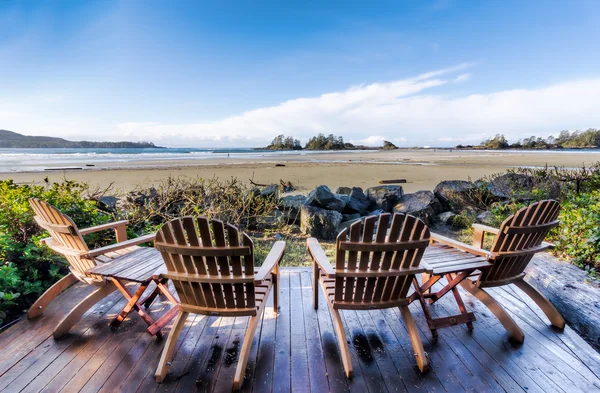 Quatre chaises sur le pont donnant sur la plage — Photo