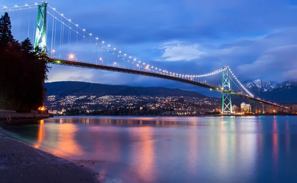 Lions gate alacakaranlıkta — Stok fotoğraf