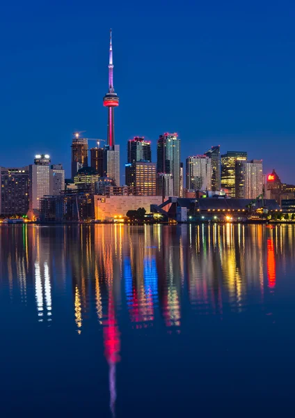 Pulserande toronto skyline med reflektion — Stockfoto