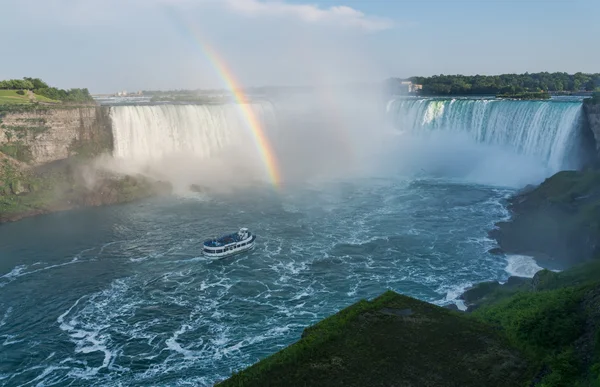 Niagara fällt Regenbogen mit Boot — Stockfoto