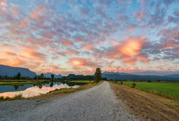Caminho de cascalho com nuvens incríveis — Fotografia de Stock