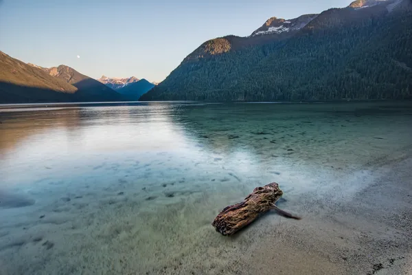 Přihlásit do tyrkysové jezero — Stock fotografie