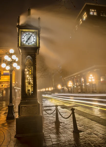 Reloj de vapor Gastown con rayas de luz del coche — Foto de Stock