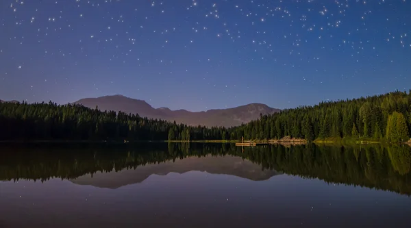 Sjön med eftertanke och stjärnor — Stockfoto