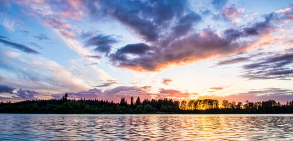 Красочный закат через реку — стоковое фото