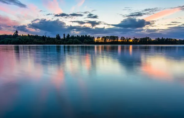 akan nehir dramatik bulutlar ile