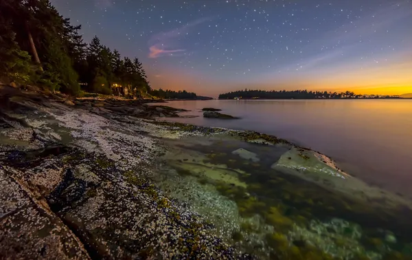 星が夜にカラフルな海岸 — ストック写真