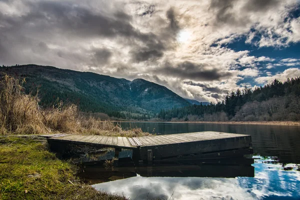 Dok op meer met dramatische wolken — Stockfoto