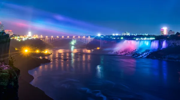 Niagara falls sırasında akşam ışıklar — Stok fotoğraf