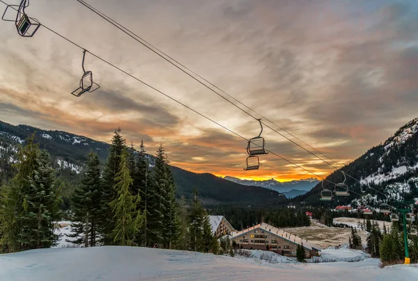 Lege skilift stoelen bij zonsopgang — Stockfoto