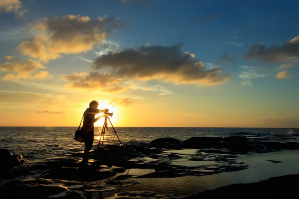 Tiro de silhueta de um fotógrafo ao pôr-do-sol. Tomado na ponta de Bornéu, Bornéu, Sabah, Malásia . — Fotografia de Stock