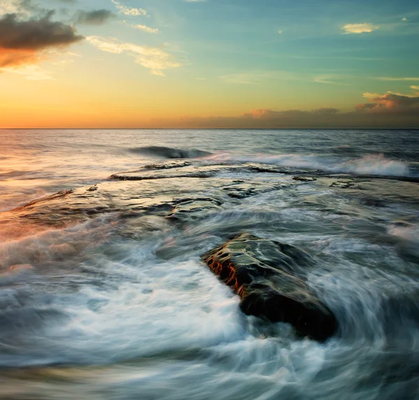 Kolkende golven bij zonsondergang, genomen op het puntje van borneo, borneo, sabah, Maleisië — Stockfoto