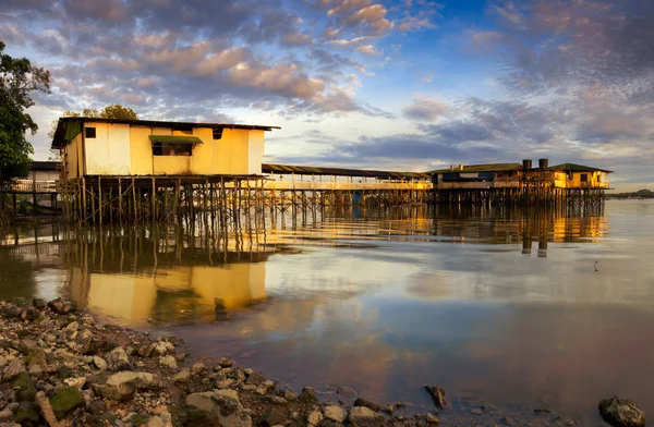 Reflexión de las casas nativas sobre el agua y el cielo en Kampung Danga, Johore, Malasia — Foto de Stock