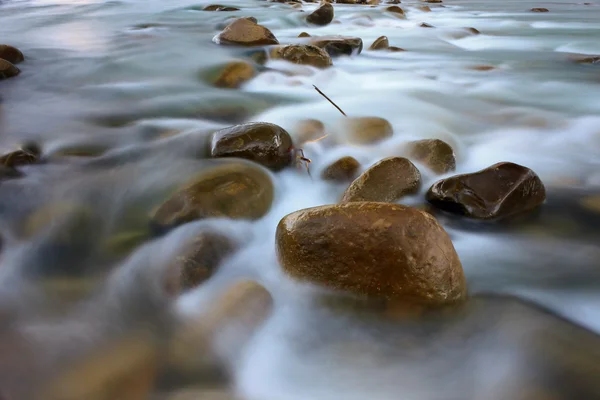 Larga exposición tiro de un río y rocas —  Fotos de Stock