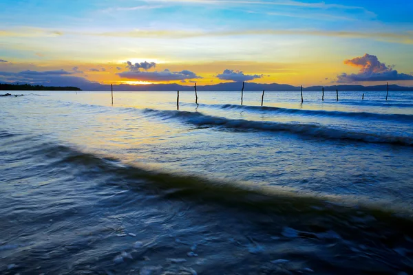 Olas y puesta de sol en una playa en Borneo, Sabah, Malasia — Foto de Stock