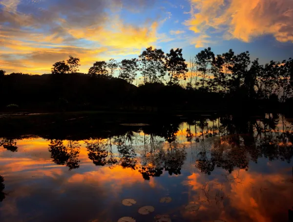 Gloriosos colores del atardecer reflejados en el lago en Borneo, Sabah, Malasia —  Fotos de Stock