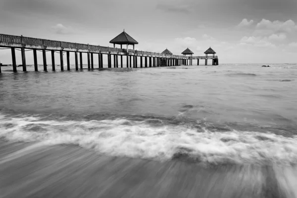 Ondas movimento na praia em preto e branco — Fotografia de Stock