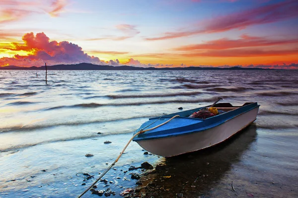 Un barco con un hermoso atardecer al fondo — Foto de Stock