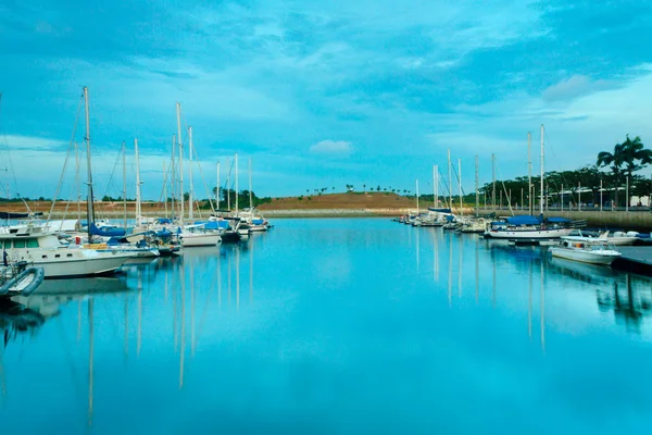 Отражение лодок и неба в гавани — стоковое фото