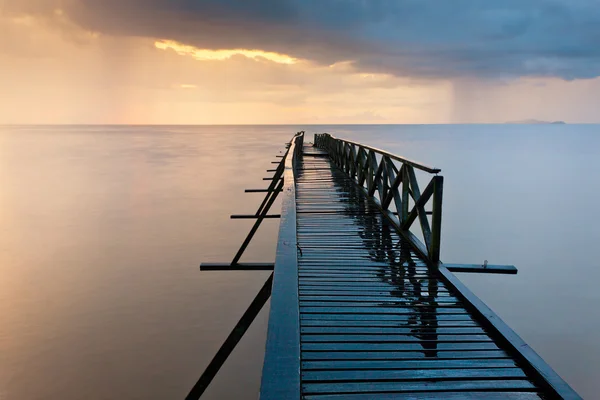 Muelle húmedo en un clima lluvioso —  Fotos de Stock