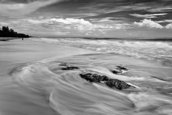 Image en noir et blanc du mouvement des vagues à la plage — Photo