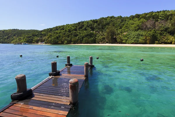 Klares Wasser am Dock. manukan island at borneo, sabah, malaysia — Stockfoto