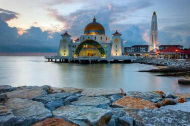 Malacca Boğazı cami, gün batımında Malezya