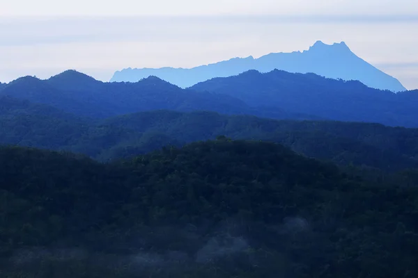 雄伟卢山位于婆罗洲，沙巴，马来西亚 — 图库照片