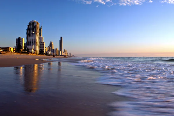 Salida del sol en la playa en Gold Coast, Australia — Foto de Stock