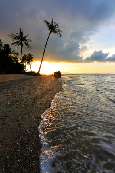 Puesta de sol en una playa en Borneo, Sabah, Malasia — Foto de Stock