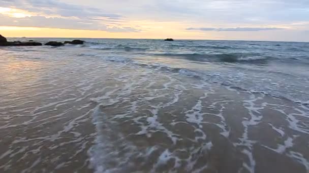 Wellen Bewegung bei Sonnenuntergang Aufnahmen — Stockvideo