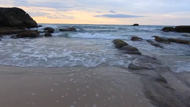 Imágenes de olas y rocas en una playa — Vídeo de stock