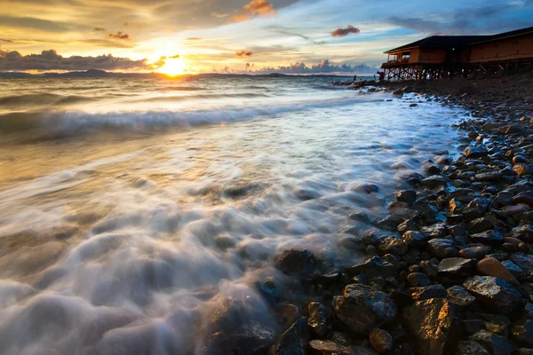 Ondas, rochas e pôr-do-sol em Bornéu, Sabah, Malásia — Fotografia de Stock