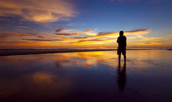 Silhouette of a man at sunset in Borneo, Sabah, Malaysia. — Stock Photo, Image