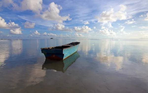 Einsames Boot mit blauem Himmel — Stockfoto