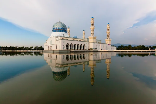 Mezquita flotante Kota Kinabalu en Sabah, Malasia — Foto de Stock