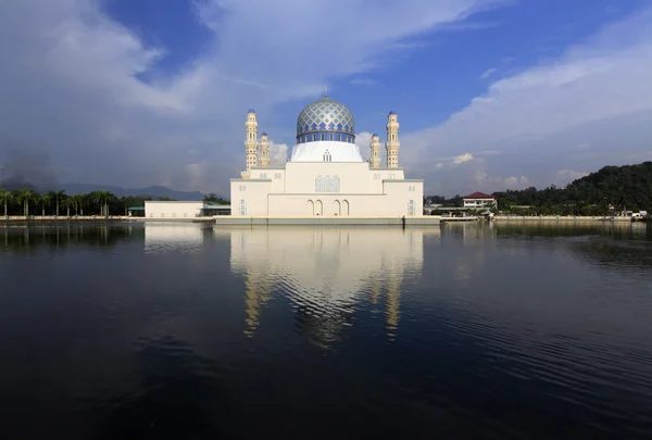 Mezquita Kota Kinabalu con cielo azul en Sabah, Borneo, Malasia —  Fotos de Stock