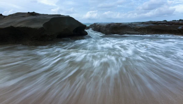 Golven op een strand in sabah, borneo, Maleisië — Stockfoto