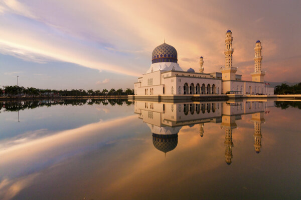 Отражение мечети Кота Кинабалу на закате в Сабахе, Борнео, Малайзия
