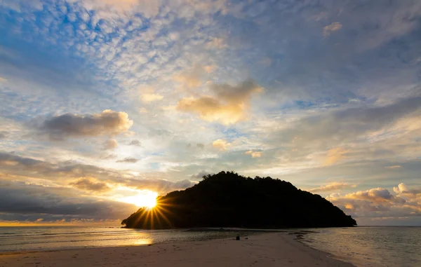 Untergehende Sonne mit dramatischem Himmel in Sabah, Borneo, Malaysia — Stockfoto