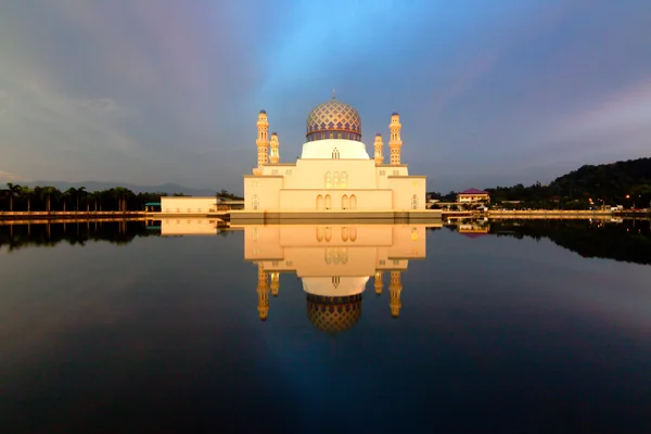 Riflessione sulla moschea di Kota Kinabalu a Sabah, Malesia — Foto Stock