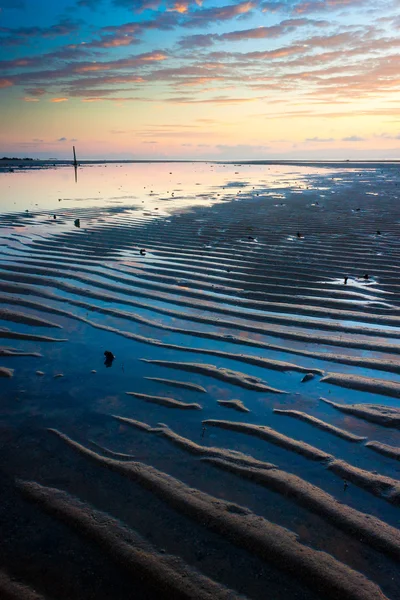 Sand mönster med soluppgång på en strand i sabah, malaysia — Stockfoto